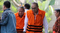 Tersangka selaku pemegang saham Blackgold Natural Resources Limited, Johannes Budisutrisno Kotjo tertunduk saat tiba di KPK, Jakarta, Rabu(15/8). Johannes diperiksa terkait proyek pembangunan PLTU Riau-1. (Merdeka.com/Dwi Narwoko)