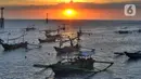 Pemandangan matahari terbenam di Pantai Kedongnan, Bali, Senin (6/9/2021). Masa pandemi dimanfaatkan warga yang kehilangan pekerjaan untuk memancing, dimana hasilnya digunakan sebagai pelengkap lauk makan di rumah. (merdeka.com/Arie Basuki)