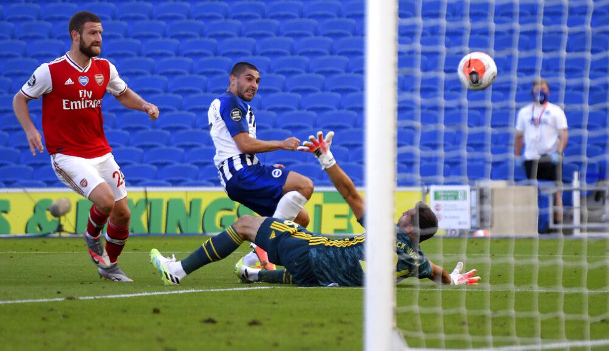 Pemain Brighton & Hove Albion, Neal Maupay, mencetak gol ke gawang Arsenal pada laga Premier League di Stadion Falmer, Sabtu (20/6/2020). Arsenal kalah 1-2. (AP/Gareth Fuller)