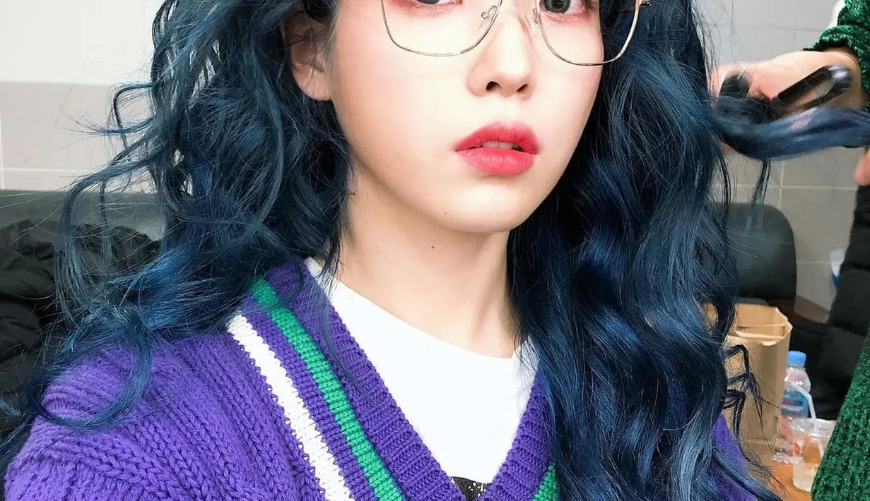 Ingat penampilan ikonis IU dengan rambut berwarna biru ini? Rambut panjangnya ditata ikal dan diwarnai biru yang ternyata sangat menawan membaur dengan kulit putihnya. [Foto: Instagram/dlwlrma]