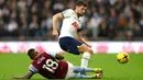 Pemain Aston Villa Ashley Young (bawah) mencoba menjegal pemain Tottenham Hotspur Ben Davies pada pertandingan sepak bola Liga Inggris di Stadion Tottenham Hotspur, London, 1 Januari 2023. Aston Villa mempermalukan Tottenham Hotspur dengan skor 2-0. (AP Photo/Ian Walton)