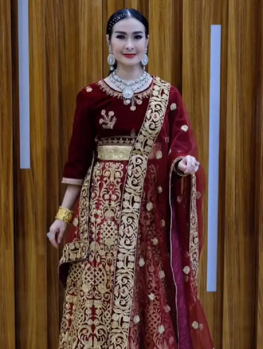 Iis Dahlia tampil bak pengantin India dengan kain sari berwarna merah. Kain sari merah dengan bordir benang berwarna emas menonjolkan nuansa mewah pada keseluruhan penampilan Iis Dahlia. [Foto: Instagram/isdadahlia]