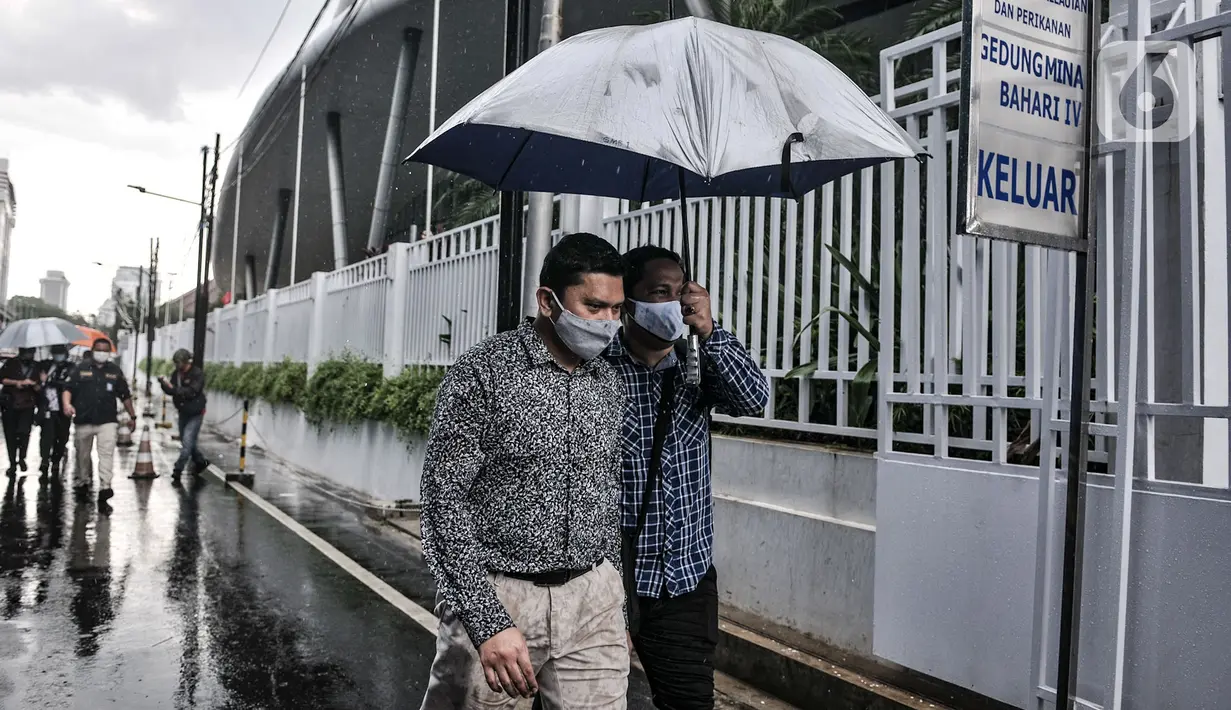 Petugas keamanan memayungi penyidik KPK saat menuju Gedung Mina Bahari IV yang merupakan kantor Menteri Edhy Prabowo di Jakarta, Rabu (25/11/2020). Untuk diketahui, pada Rabu dini hari tadi, Menteri KKP Edhy Prabowo telah ditangkap KPK. (merdeka.com/Iqbal Nugroho)