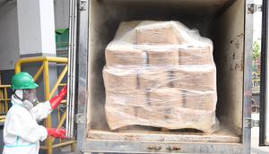 Ratusan kotak kardus udang tercemar radioaktif Cs-137 dimusnahkan menggunakan insinerator. (dok. Biro Humas KLH)