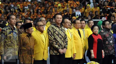 Presiden Jokowi, Ketua Dewan Kehormatan BJ Habibie, Ketua Dewan Pembina Partai Golkar Aburizal Bakrie dan Presiden ke-5 Megawati Soekarnoputri menghadiri Penutupan Rapimnas I Partai Golkar 2016 di Istora  Senayan, Kamis (28/7). (Liputann6.com/Johan Tallo)