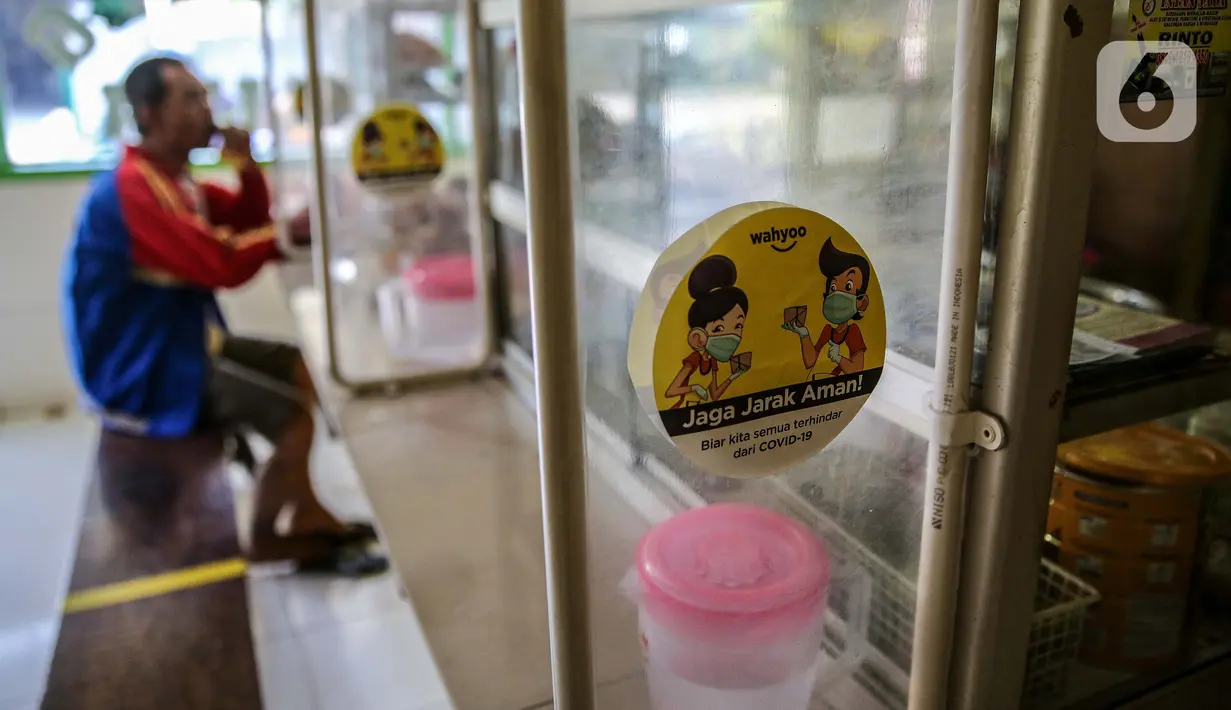 Plastik pembatas terlihat di Warteg Ellya yang menerapkan protokol kesehatan pencegahan penyebaran COVID-19, Cilandak Timur, Pasar Minggu, Jakarta, Selasa (21/7/2020). Warteg Ellya mewajibkan pengunjung untuk menggunakan masker saat makan di tempatnya. (Liputan6.com/Faizal Fanani)