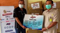 EMTEK Peduli Corona Secara Simbolis Menyerahkan Bantuan APD Untuk RSUP Sanglah Denpasar. (Dok. YPP)