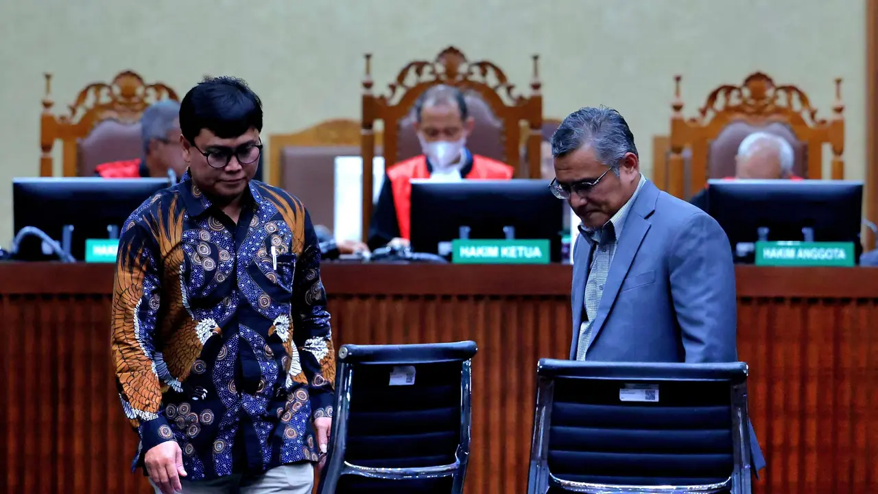 Ahli hukum pidana dari Universitas Muhammadiyah Jakarta, Chairul Huda (kanan), dalam sidang kasus suap pergantian antarwaktu (PAW) anggota DPR RI Harun Masiku dan perkara perintangan penyidikan dengan terdakwa Hasto Kristiyanto di Pengadilan Tipikor.