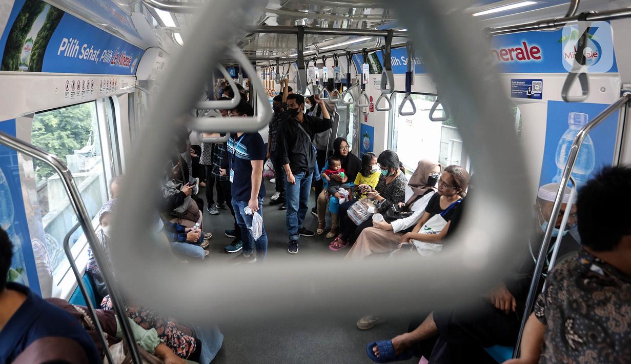 Warga menaiki MRT Rute Lebak Bulus - Bundaran HI, Jakarta, Kamis (22/6/2023). Dalam rangka merayakan HUT ke-496 DKI Jakarta, tarif TransJakarta (TransJ), LRT, hingga MRT cuma Rp 1. (Liputan6.com/Johan Tallo)