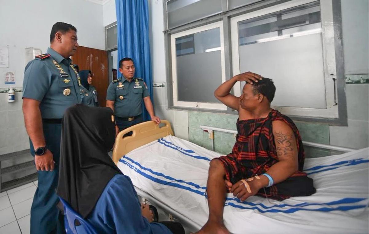 FOTO: Penanganan Korban Kebakaran Kapal Nelayan di Pelabuhan Paotere Makassar