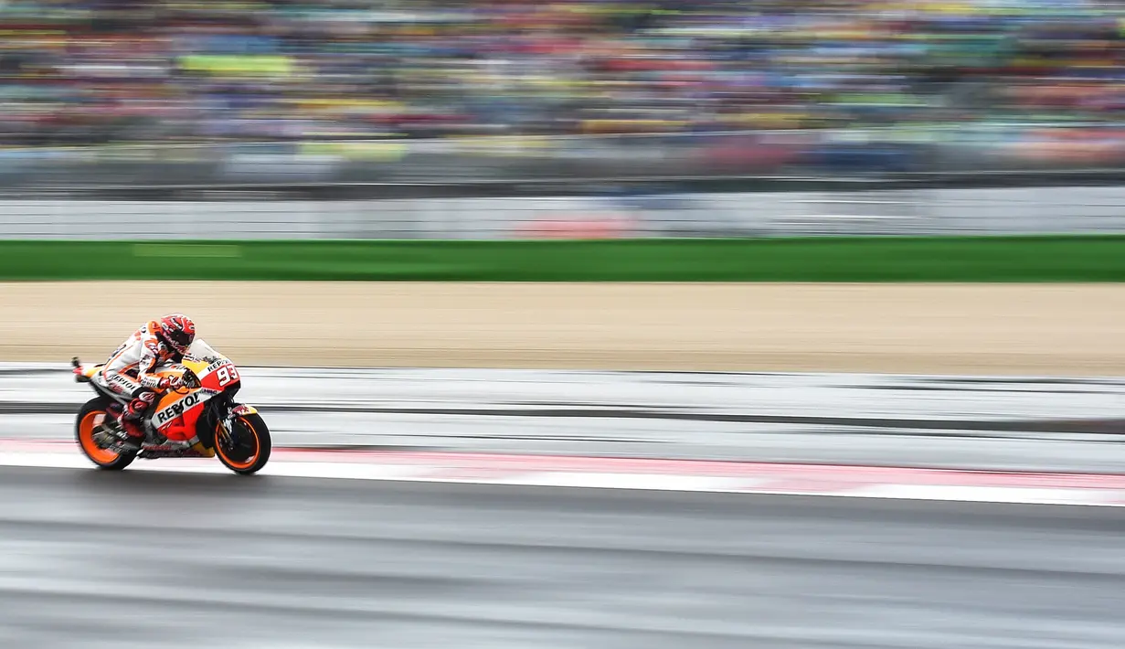 Pembalap Repsol Honda, Marc Marquez memacu motornya selama balapan MotoGP San Marino 2017 di Sirkuit Misano, Italia, Minggu (10/9). Marc Marquez keluar sebagai juara setelah mengalahkan Danilo Petrucci dalam balapan sengit. (AFP PHOTO / ANDREAS SOLARO)