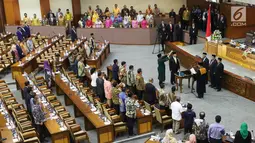 Anggota dewan menghadiri pelantikan Bambang Soesatyo sebagai Ketua DPR di Gedung DPR RI, Jakarta, Senin (15/1). Pemilihan pria yang karib disapa Bamsoet ini juga telah disetujui oleh para anggota DPR dalam rapat paripurna. (Liputan6.com/Angga Yuniar)