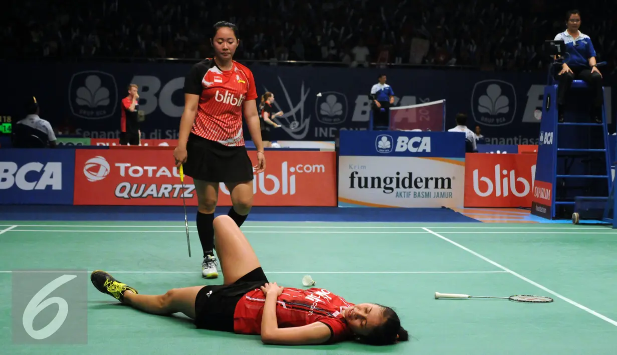Tiara Rosalia Nuraidah/Rizki Amelia Pradipta terjatuh saat laga melawan pemain Belanda, Eefje Muskens/Selena Piek di perempat final BCA Indonesia Open 2016, Jakarta, Jumat (3/6/2016). (Liputan6.com/Helmi Fithriansyah)