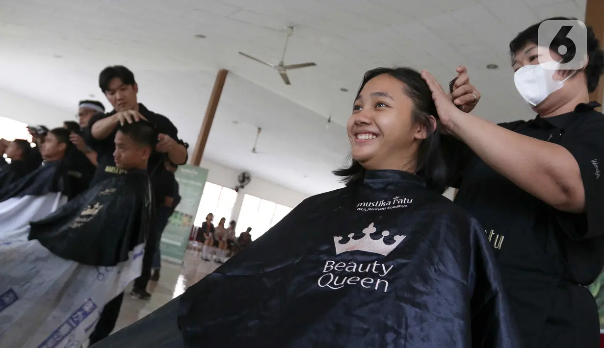 Seluruh anggota Paskibraka Nasional 2019 putri harus berambut bob. Sementara yang putra dipotong cepak. (Liputan6.com/Herman Zakharia)