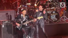 Band rock legendaris Indonesia, God Bless saat menghibur para penggemarnya dalam Indofood presents God Bless Konser Emas 50 Tahun with Tohpati Orchestra di Istora Senayan, Jakarta, Jumat (10/11/2023). Konser Emas 50 Tahun God Bless menceritakan perjalanan mereka selama setengah abad dalam dunia musik. (Liputan6.com/Angga Yuniar)