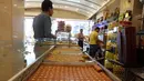 Seorang pria membeli penganan manis saat bulan suci Ramadan di sebuah toko di Baghdad, Irak, pada 3 Mei 2020. (Xinhua/Khalil Dawood)