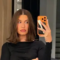 Model sekaligus pendiri Rhode ini resmi “mengumumkan” bahwa era bob haircut belum berakhir, bahkan siap berlanjut hingga 2026. [@haileybieber].