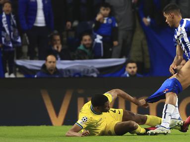 Pemain Inter Milan, Denzel Dumfries (kiri) berusaha merebut bola dari pemain Porto, Galeno dengan menarik celananya hingga melorot pada laga leg kedua 16 besar Liga Champions 2022/2023 di Drago Stadium, Porto, Rabu (15/03/2023) WIB. (AP Photo/Luis Vieira)