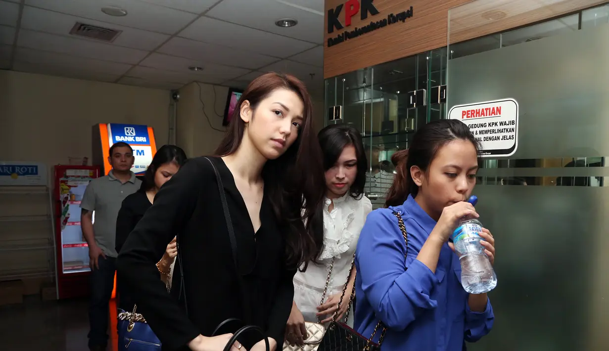 Velove yakin bahwa sang ayah tidak terlibat dalam kasus penyuapan yang menimpa dirinya. (Wimbarsana/Bintang.com)