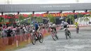 Pembalap Prancis, Eddy Steible, memimpin balapan di UCI MTB Eliminator World Cup 2024 yang digelar di Sirkuit SG 1973, Palangka Raya, Minggu (19/5/2024). (Bola.com/Ade Yusuf Satria)