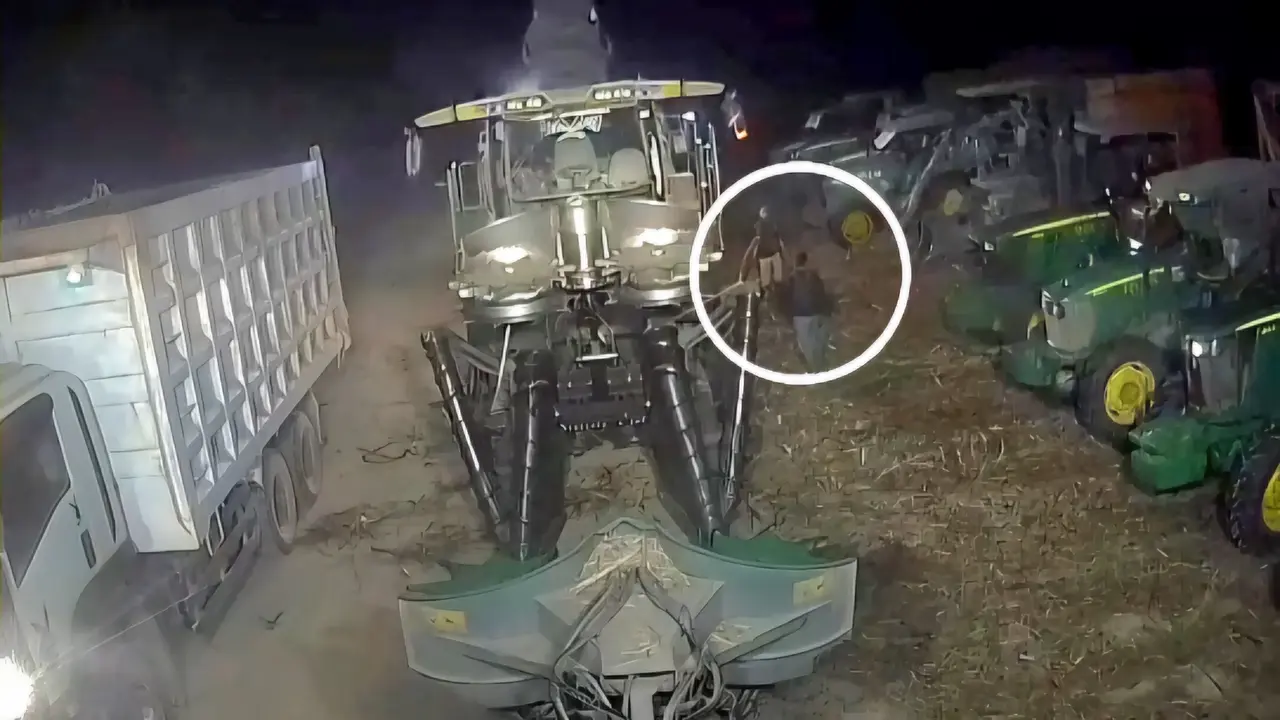 Tangkapan layar rekaman kamera CCTV pria di Tulang Bawang ditusuk rekan kerja. (Liputan6.com/Istimewa).