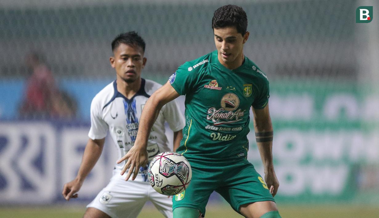 Bruno Moreira. Pemain sayap Brasil berusia 22 tahun yang juga baru semusim memperkuat Persebaya ini kabarnya akan bergabung dengan salah satu klub di kasta kedua Liga Yunani. Tampil 29 kali di BRI Liga 1 2021/2022, ia menorehkan 7 gol dan 3 assist bagi Persebaya. (Bola.com/Bagaskara Lazuardi)