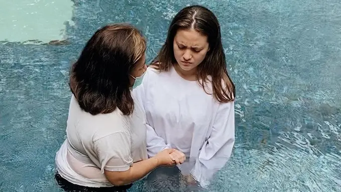 Bantah Pindah Keyakinan, Ini 7 Momen Haru Marsha Aruan saat Dibaptis