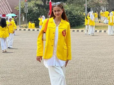 Asila Maisa Fatihah mendapatkan jaket kuning UI yang merupakan salah satu jaket almamater kebanggaan mahasiswa/mahasiswi Indonesia tepat pada HUT ke-79 RI. Asila diketahui diterima menjadi mahasiswi Fakultas Hukum Jurusan Ilmu Hukum Kelas Khusus Internasional (KKI). (Liputan6.com/IG/@abiramzi76)