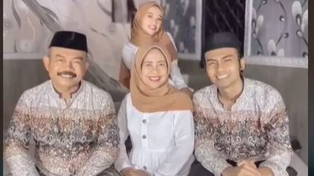 Warganet Bagikan Ide Unik Foto Lebaran Bareng Keluarga