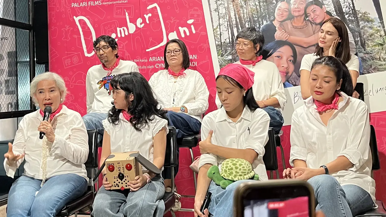 Tutie Kirana, memegang mic dan jajaran produser, sutradara, serta cast dalam konferensi pers trailer film "Desember Jani" di kawasan Jakarta pada (14/9/2026)/ (Liputan6.com/Afradhiya N. R)