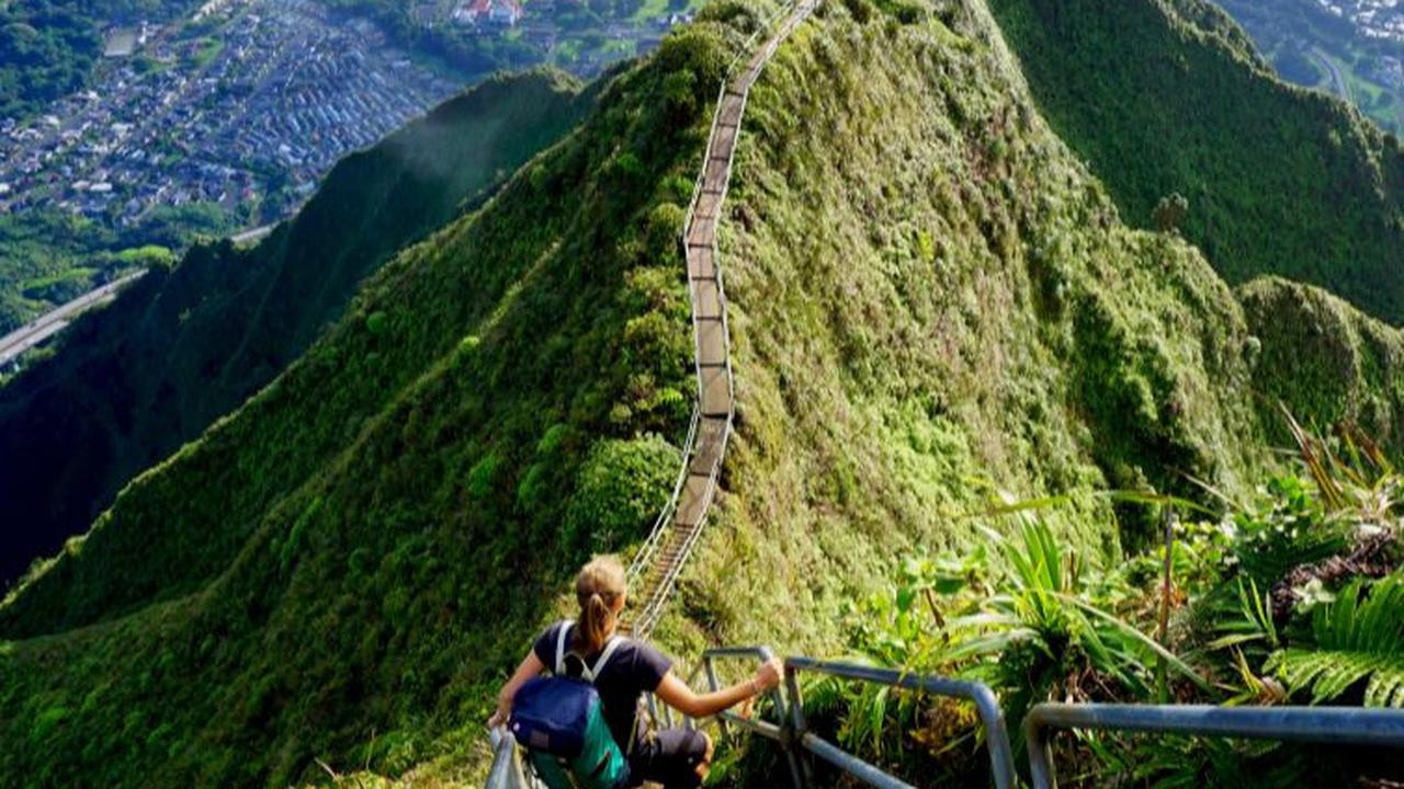 <b>Cuaca Tropis</b><br>Hawaii menikmati cuaca tropis sepanjang tahun, dengan suhu yang hangat dan matahari yang bersinar. Ini membuatnya menjadi tempat yang ideal untuk berlibur dan menikmati pantai serta aktivitas di luar ruangan sepanjang tahun.