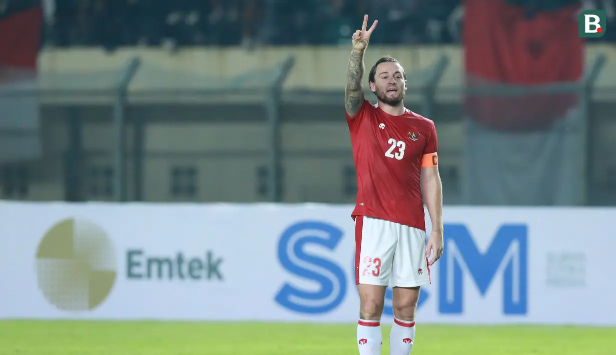 <p>Klok mampu menjadi jenederal lini tengah skuat Garuda. Umpan-umpan daerahnya yang mumpuni serta kemampuannya dalam mengeksekusi bola-bola mati menjadi ancaman serius bagi lini belakang Bangladesh. Ia juga dipercaya menjadi kapten tim menggantikan Fachruddin Aryanto yang ditarik keluar sejak awal babak kedua. (Bola.com/M Iqbal Ichsan)</p>