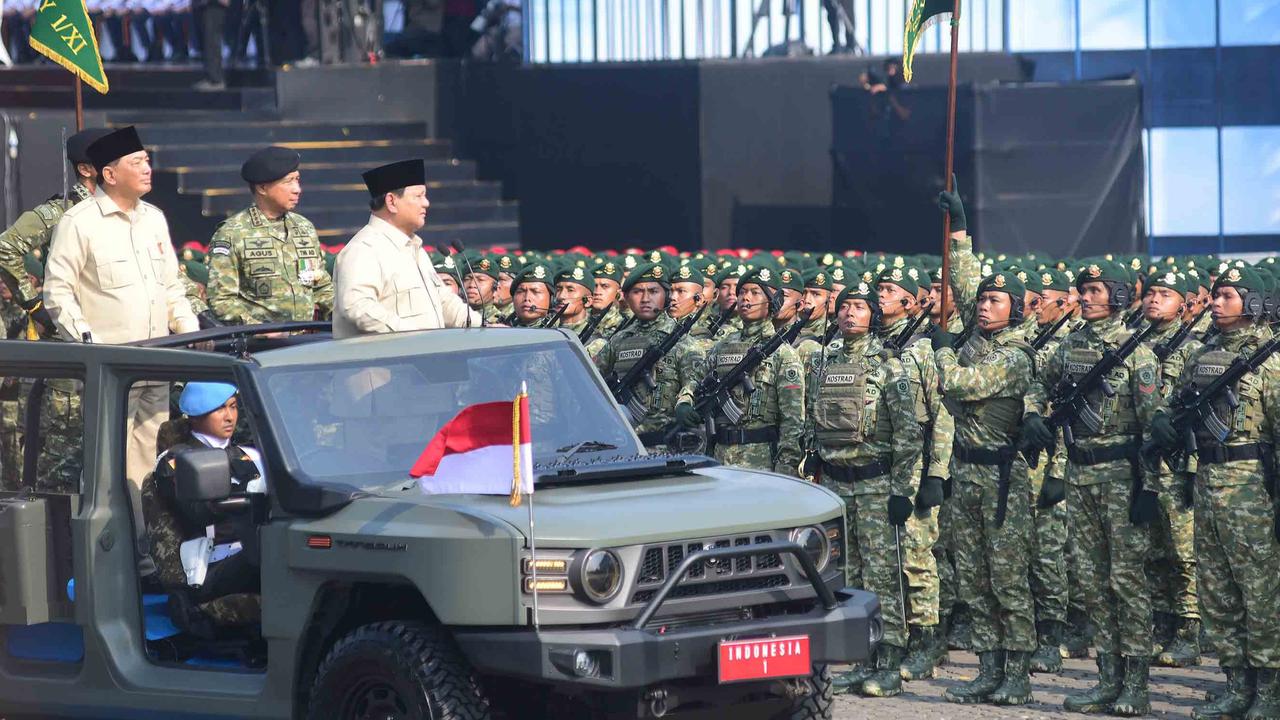 VIDEO: Nyaris Tertinggal, Kasad Maruli Lari Naik ke Mobil Cek Pasukan Bareng Prabowo & Panglima TNI
