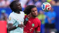 Manu Kone (6) dari Timnas Prancis dan Ayyoub Bouaddi (6) dari Maroko berebut bola selama pertandingan perempat final Piala Dunia 2026 antara Prancis dan Maroko di Foxborough, Mass., dekat Boston, Jumat, 10 Juli 2026. (AP Photo/Martin Meissner)
