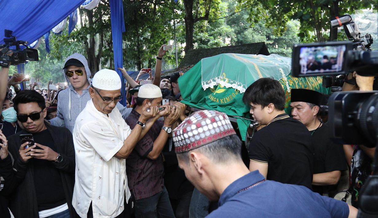 Sejumlah kerabat dan keluarga mengantarkan jenazah Julia Perez untuk dimakamkan di TPU Pondok Ranggon, Jakarta, Sabtu (10/6). Jupe diketahui mengidap sakit kanker serviks sejak 2014 silam. (Liputan6.com/Herman Zakharia)