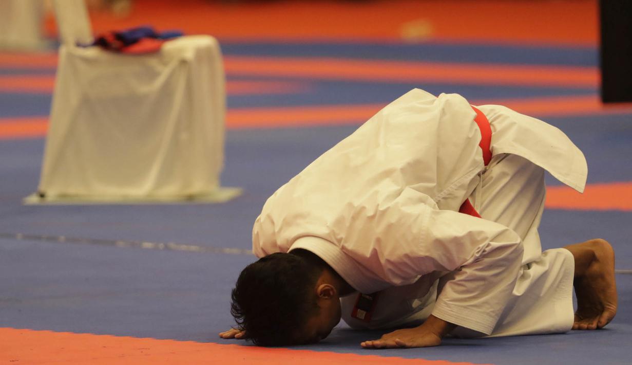 Karateka Indonesia, Ahmad Zigi Zaresta sujud syukur usai menjadi juara nomor Kata Junior pada Kejuaraan Dunia Karate Junior, Cadet dan U-21 di ICE, BSD, Tangerang, Kamis (12/11/2015). (Bola.com/Vitalis Yogi Trisna)