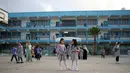 Para siswa masuk sekolah pada hari pertama tahun ajaran baru di kamp pengungsi Shati, Gaza City, Palestina, 8 Agustus 2020. Siswa Palestina dari Jalur Gaza memulai tahun ajaran baru setelah sekolah ditutup selama lima bulan karena COVID-19. (Xinhua/Rizek Abdeljawad)