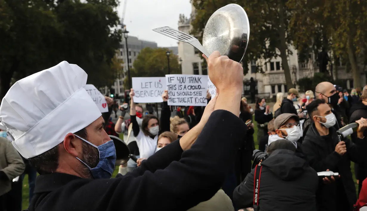 Para pekerja perhotelan melakukan protes di Parliament Square, London, Inggris, Senin (19/10/2020). Para pekerja perhotelan berdemonstrasi di luar Parlemen menentang pembatasan COVID-19 yang lebih ketat dan jumlah dukungan finansial dari pemerintah kepada industri. (AP Photo/Frank Augstein)