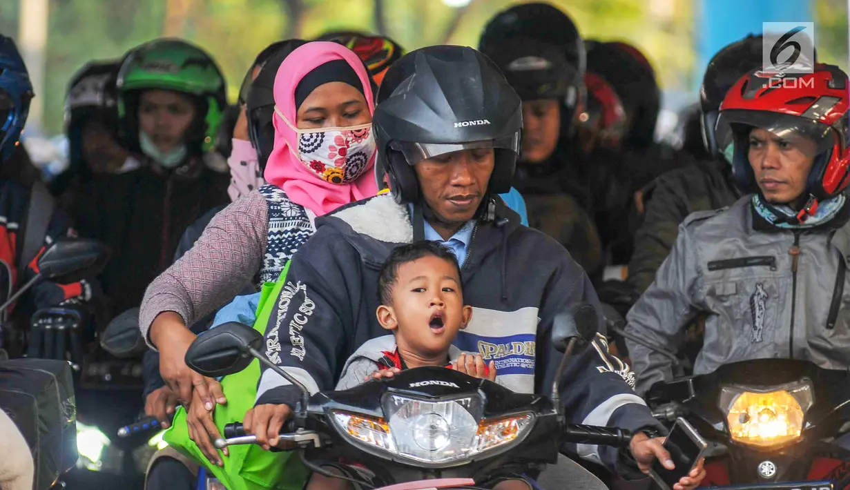 Seorang anak terlihat menguap di atas motor saat menanti waktu masuk kapal penyebrangan di Dermaga 1 Pelabuhan Penyebrangan Merak, Banten, Sabtu (1/6/2019). Meski berbahaya, pemudik tetap nekat membawa anak berkendara sepeda motor menuju kampong halaman. (Liputan6.com/Helmi Fithriansyah)