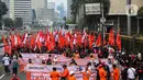 Buruh dari berbagai aliansi melakukan aksi damai dalam rangka peringatan May Day atau Hari Buruh Internasional di kawasan Patung Kuda, Jakarta, Rabu (1/5/2024). (Liputan6.com/Angga Yuniar)