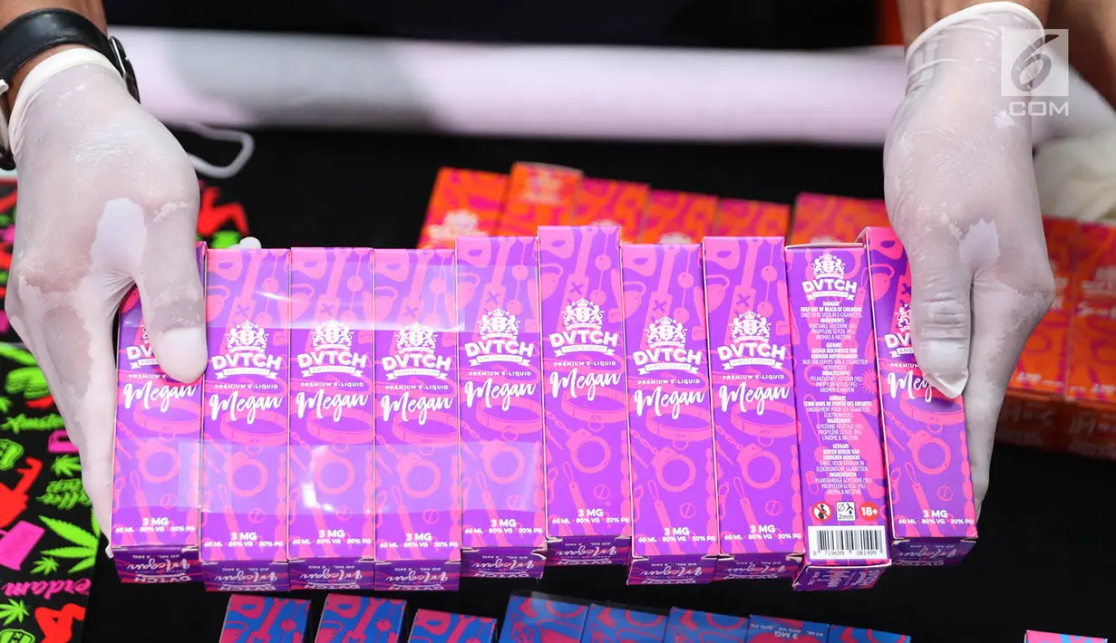 Petugas menunjukkan liquid vape yang mengandung narkotika dalam rilis di Dittipidnarkoba Bareskrim Polri, Jakarta, Rabu (1/11). Dalam kasus tersebut, polisi mengamankan delapan orang tersangka. (Liputan6.com/Immanuel Antonius)