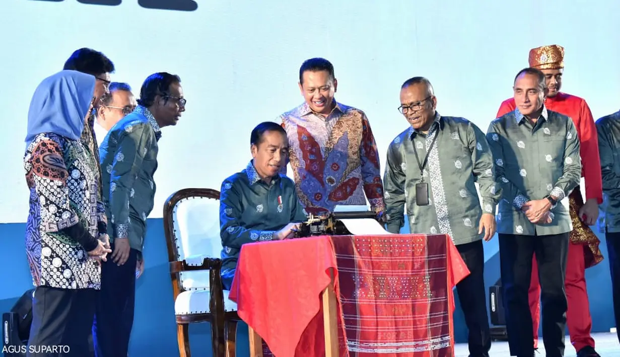 Presiden Joko Widodo (Jokowi) didampingi Ketua MPR Bambang Soesatyo, Menko Polhukam Mahfud MD, Mensesneg Pratikno, Menteri Komunikasi dan Informatika Johnny G. Plate, Ketua Dewan Pers Ninik Rahayu, dan Ketua Umum Persatuan Wartawan Indonesia (PWI) Pusat Atal S Depari melakukan pengetikan tulisan “HPN” pada mesin tik sebagai tanda Peringatan HPN 2023 saat puncak peringatan Hari Pers Nasional di Kabupaten Deli Serdang, Provinsi Sumatra Utara, Kamis (9/2/2023). (FOTO: Biro Pers Istana Kepresidenan/Agus Suparto)