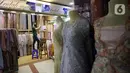 Pedagang kain bahan merapikan tokonya di Pasar Tanah Abang, Jakarta, Rabu (18/5/2022). Pada paruh pertama tahun ini, industri tekstil dan produk tekstil (TPT) diyakini akan melanjutkan ekspansi yang sudah dimulai sejak kuartal IV/2021. (Liputan6.com/Angga Yuniar)