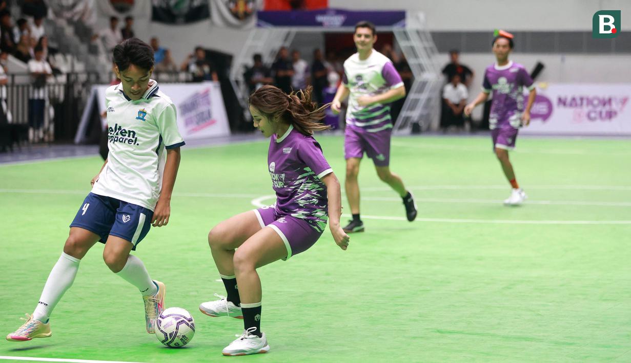 Safira Ika (dua kiri) saat bertanding dalam fun match AXIS Nation Cup 2023 di Istora Senayan, Jakarta, Minggu (15/10/2023). (Bola.com/M Iqbal Ichsan)