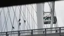 Sejumlah pekerja melakukan tugas pemeliharaan dan pembersihan di Singapore Flyer, Singapura, 1 September 2020. (Xinhua/Then Chih Wey)