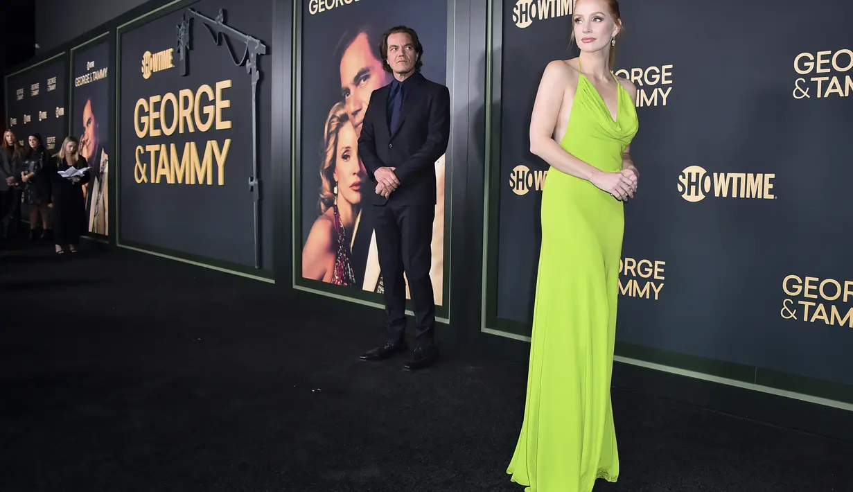 Jessica Chastain berpose bersama Michael Shannon saat tiba menghadiri pemutaran perdana film "George & Tammy," di Goya Studios di Los Angeles (21/11/2022). (Photo by Jordan Strauss/Invision/AP)
