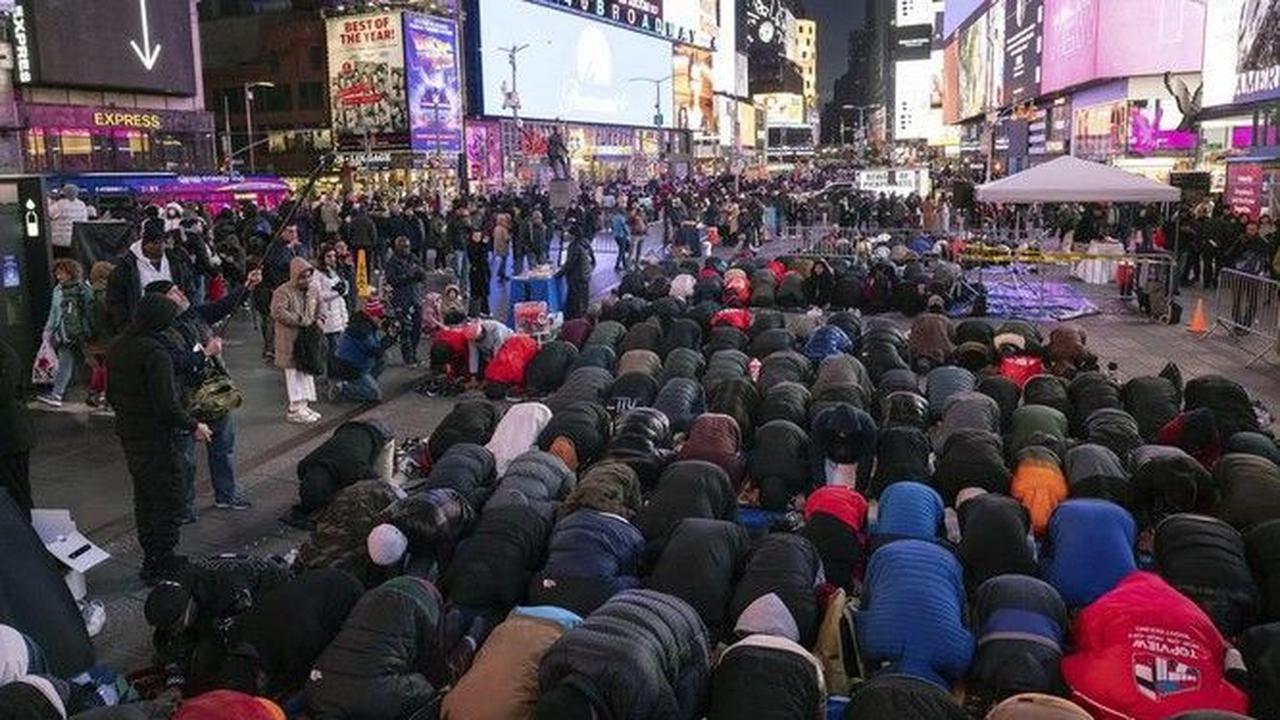 Menggunakan pengeras suara, lantunan ayat suci Al-Quran yang dibacakan oleh imam sholat pun menggema di area Time Square.