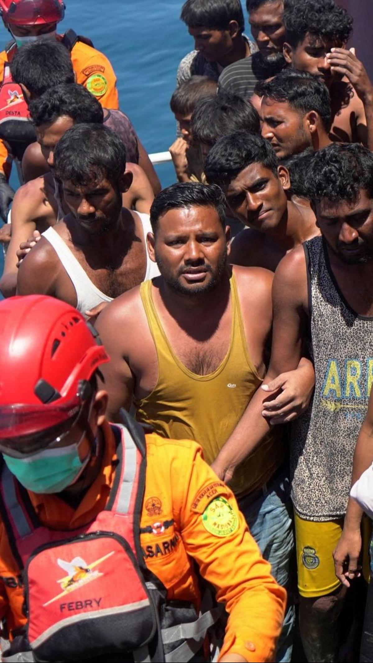 Setiap tahun, mereka berlayar dengan perahu kayu ketika keadaan laut lebih tenang antara bulan November dan April untuk tujuan mengungsi menuju negara tetangga Thailand dan Bangladesh, Indonesia dan Malaysia yang mayoritas penduduknya Muslim. Foto: REUTE