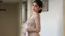 Kebaya panjang dengan nuansa nude, menghadirkan kesan romantis pada tampilan Zize.  [Foto: instagram/ Azizah Salsha]