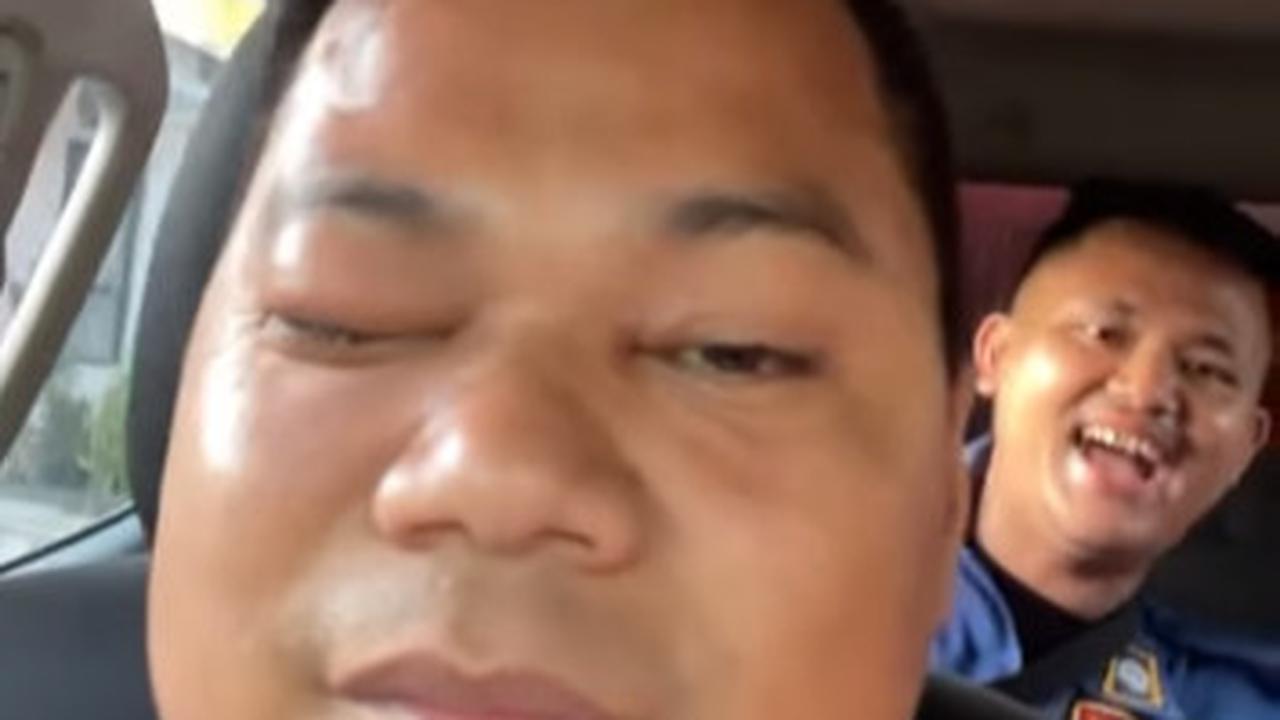 Tetap Happy, Muka Personel Damkar Pada Bengkak